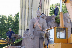 Під Аркою Свободи українського народ розпочали демонтаж пам'ятника на честь Переяславської ради (ФОТО)
