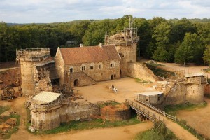 Долой прогресс: во Франции строят замок по технологиям Средневековья (фото)