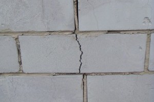 Трещины в стене из газобетона: причины и способы борьбы