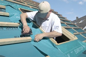 Монтаж та ущільнення дахового вікна: Комплексні рішення для економії часу та витрат