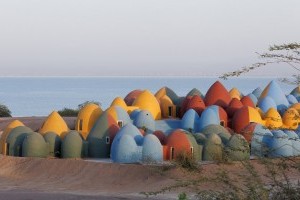Немов пасхальні яйця:  село з кольорових купольних будинків побудували на одному з островів в Ірані (ФОТО)