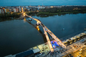 Стане символом Варшави: у столиці Польщі відкрили найдовший велопішохідний міст через Віслу (ФОТО)