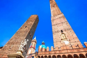 Італія намагається зупинити обвал «падаючої вежі» в Болоньї (ФОТО)
