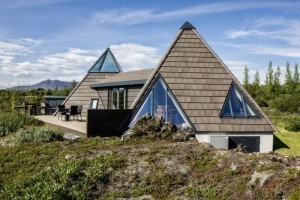 Пирамидальный коттедж среди дикой природы Исландии