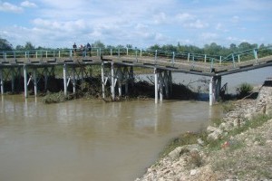 В Ивано-Франковской области обрушился мост (фото)