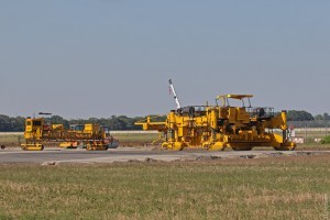 На строительстве взлетной полосы одесского аэропорта работает уникальная техника из США (фото)
