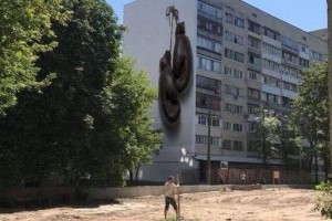 Скоро в Киеве появится новый мурал с изображением боксерских перчаток