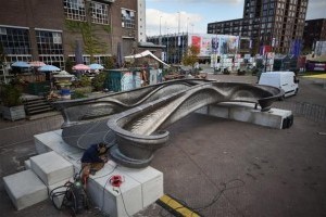 В Нидерландах на 3D-принтере напечатали первый в мире металлический мост (фото, видео)