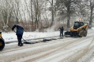 В Киеве укладывают асфальт в снегопад (видео)
