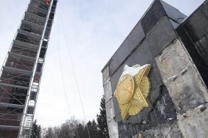 Не декомунізація, а аварійний стан: у Львові частково розбирають Монумент Слави (фото)