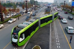 Нам би  такого з нашими дорогами: в Китаї запустили поїзд на віртуальних рейках (відео)