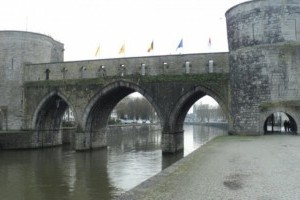 В Бельгии решили снести средневековый мост: корабли не помещаются (фото)