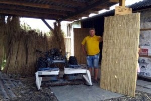 На Львівщині чоловік виготовляє еко-панелі з незвичного матеріалу (фото)
