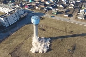 В Беларуси эффектно снесли старую водонапорную башню (видео)