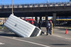 В Киеве посреди дороги фургон провалился под асфальт (фото)