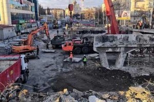 Для реконструкции Шулявского моста собирают огромный кран-"трансформер" (видео)