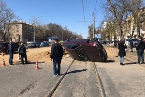 Столб пыли на 10 метров и "полет" авто: в Одессе под дорогой взорвалась газовая труба (видео)