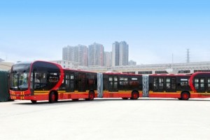 Китайцы создали самый длинный электробус в мире: в нем поместятся 250 человек одновременно (фото)