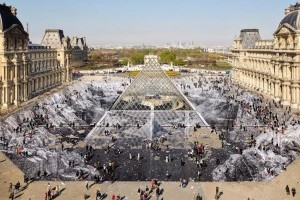 Просто шедевр: художник создал уникальную инсталляцию возле Лувра (фото, видео)