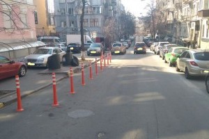 Ще одна вулиця Києва стала незручною для стихійних паркувальників (фото)