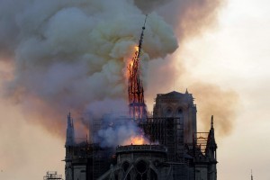 В Париже несколько часов горел Нотр-Дам: что удалось спасти (фото)