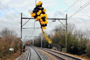 Серьезная проблема: ежегодно британская железная дорога теряет огромные деньги из-за... воздушных шаров