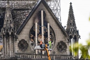 Версія пожежі в Нотр-Дам: робочі палили в соборі