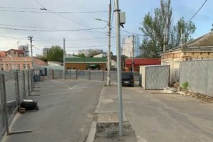 В Одессе застройщик захватил часть дороги и пешеходного перехода