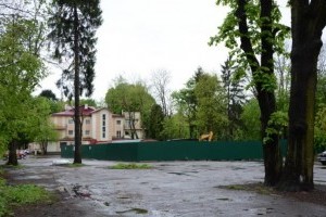 У Львові в Стрийському парку під виглядом реконструкції знесли історичну будівлю (фото)