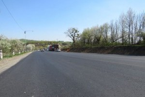 В Хмельницкой области начали ремонтировать опасный участок дороги, прозванный "тещиным языком" (фото)