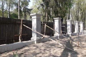Монтаж бетонних стовпів виробництва компанії "Золотой Мандарин"