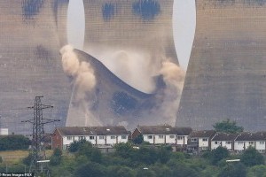 Это стоит увидеть: в Великобритании снесли 100-метровую электростанцию (видео)