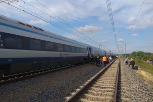 Скоростной поезд в Польше не смог продолжить движение из-за кражи 300 м контактной подвески 
