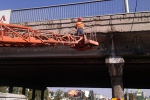 В Киеве очищают мосты от "лишнего" бетона