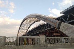 На будівництві Подільского мосту йдуть роботи із випередженням графіку на місяць