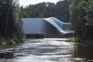 Необычный мост-арт-галерея появился в Норвегии