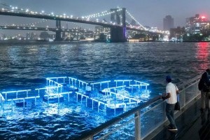 Полезный арт-объект: В Нью-Йорке светящаяся инсталляция, переливаясь разными цветами, сообщает о качестве речной воды (ФОТО)