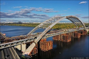 На Подольском мосту в Киеве новый этап работ – установка тротуарных консолей (ФОТО)