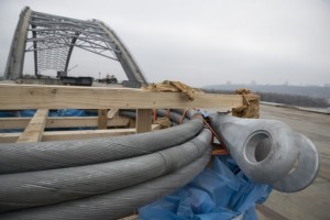 Для Подільсько-Воскресенського мосту привезли сталеві троси