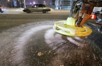 За одну ночь на столичные дороги высыпали более 200 тонн соли