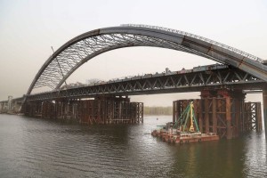 Подольско-Воскресенский мост пострадал от пылевой бури. Часть временных конструкций ушла под воду (НОВЫЕ ФОТО)