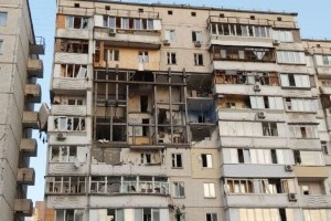 Взрыв дома на Позняках: пострадавший дом укрепили, сегодня начнут выносить вещи жильцам (ФОТО)