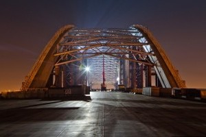 Важливий етап будівництва Подільсько-Воскресенського мосту: стало відомо коли "арка" займе проектне положення