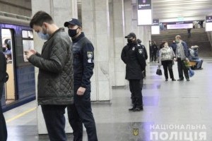 Контроль за дотриманням карантину в метро: Київ залучить муніципальну охорону. На яких станціях чатуватимуть на безмасочників