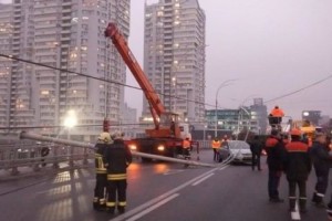 Причина падения столбов на Шулявском мосту - болты, которые никуда не входят и ничего не крепят - очевидец