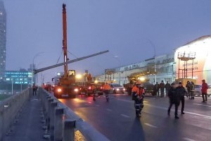 Падіння електростовпів на Шулявському мосту: в чому причина, хто винен, та хто компенсує збитки