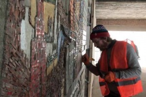 Реставраторы восстанавливают авторские мозаики художников-модернистов на Центральном автовокзале (ФОТО)