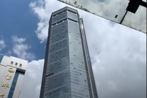 В Китаї захитався та похилився один із найвищих хмарочосів. З будівлі евакуювали всіх людей (ВІДЕО)