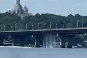 Водопад з мосту Патона: трубу прорвало вже вчетверте за місяць (ВІДЕО)