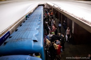 COVID-19: у метро Києва працюватимуть зведені мобільні бригади, які контролюватимуть, як пасажири носять маски